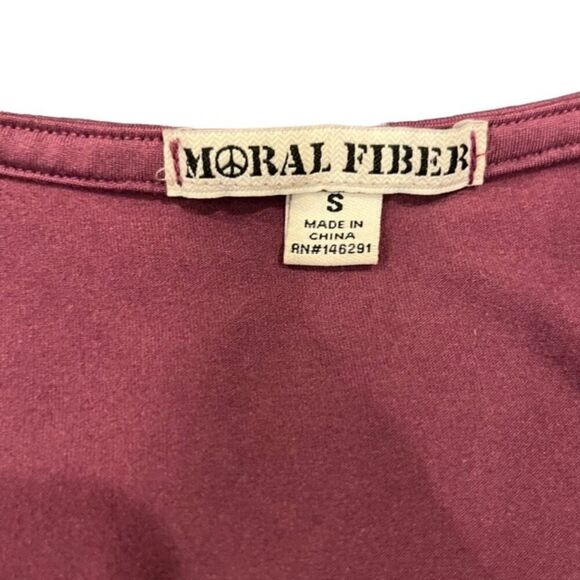 Moral Fiber V-Neck Top with Metal Grommets at Hem Slit in Merlot Size Small - Picture 7 of 12